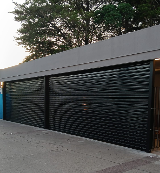 Equipo de Acecortinas instalando cortinas metálicas en Uruguay
