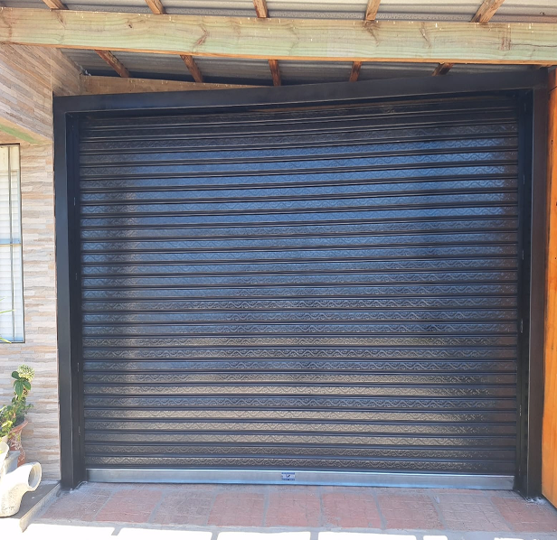 Imagen ilustrativa de cortina metálica instalada en comercio