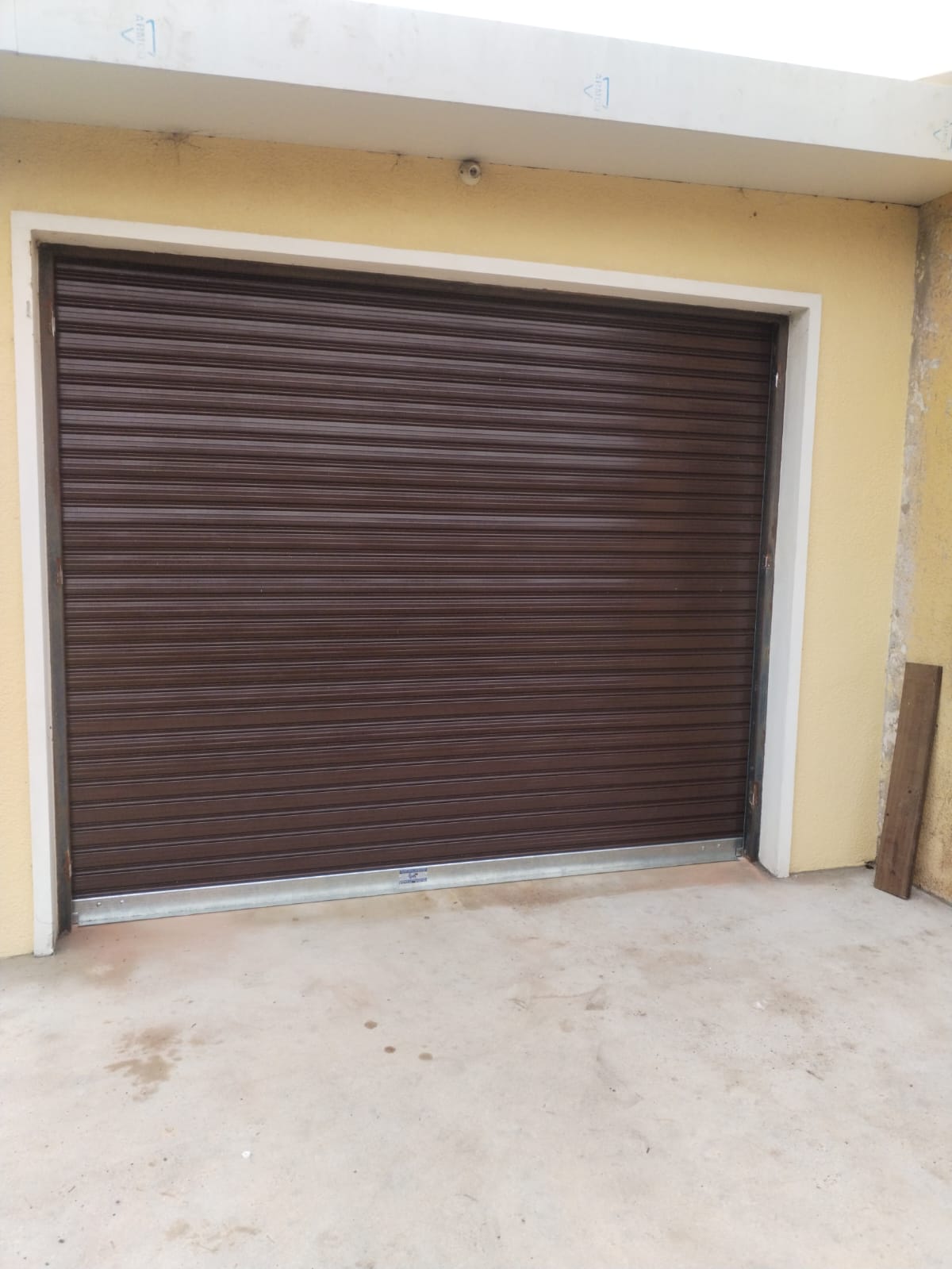 Trabajo realizado: Cortina Metálica Marron