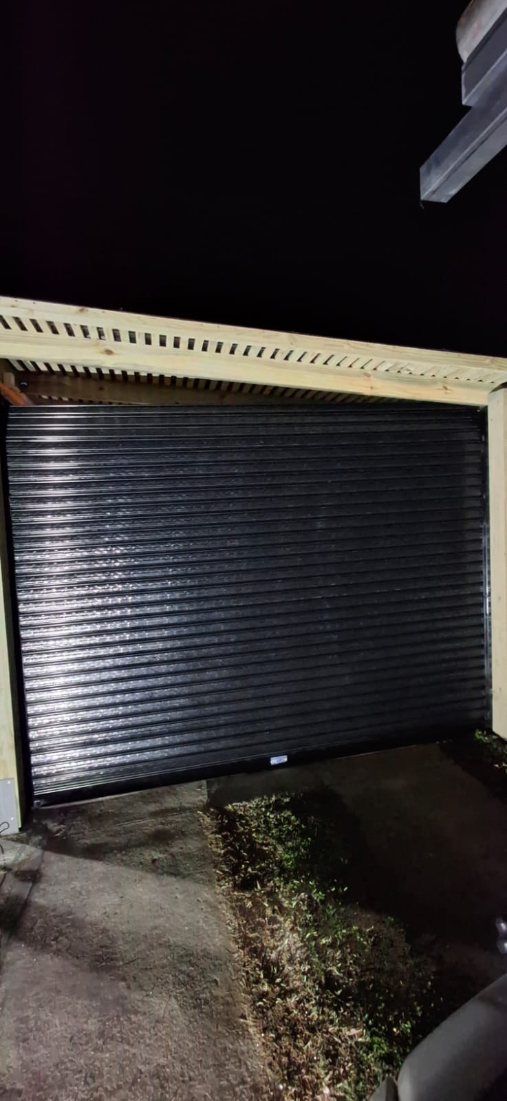 Trabajo realizado: Cortina Metálica Negra - Casa
