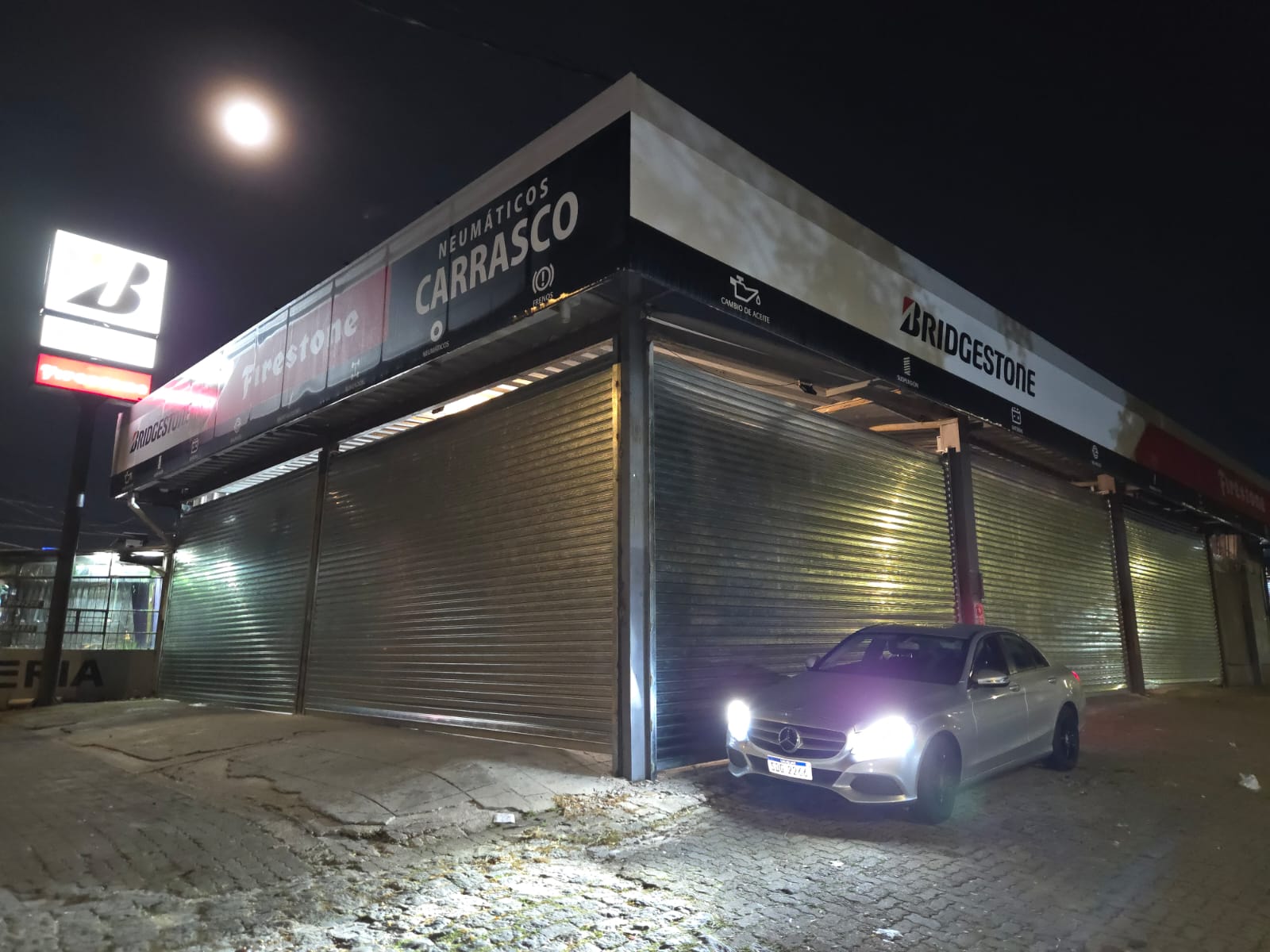 Trabajo realizado: Cortinas Metálicas, Neumaticos Carrasco