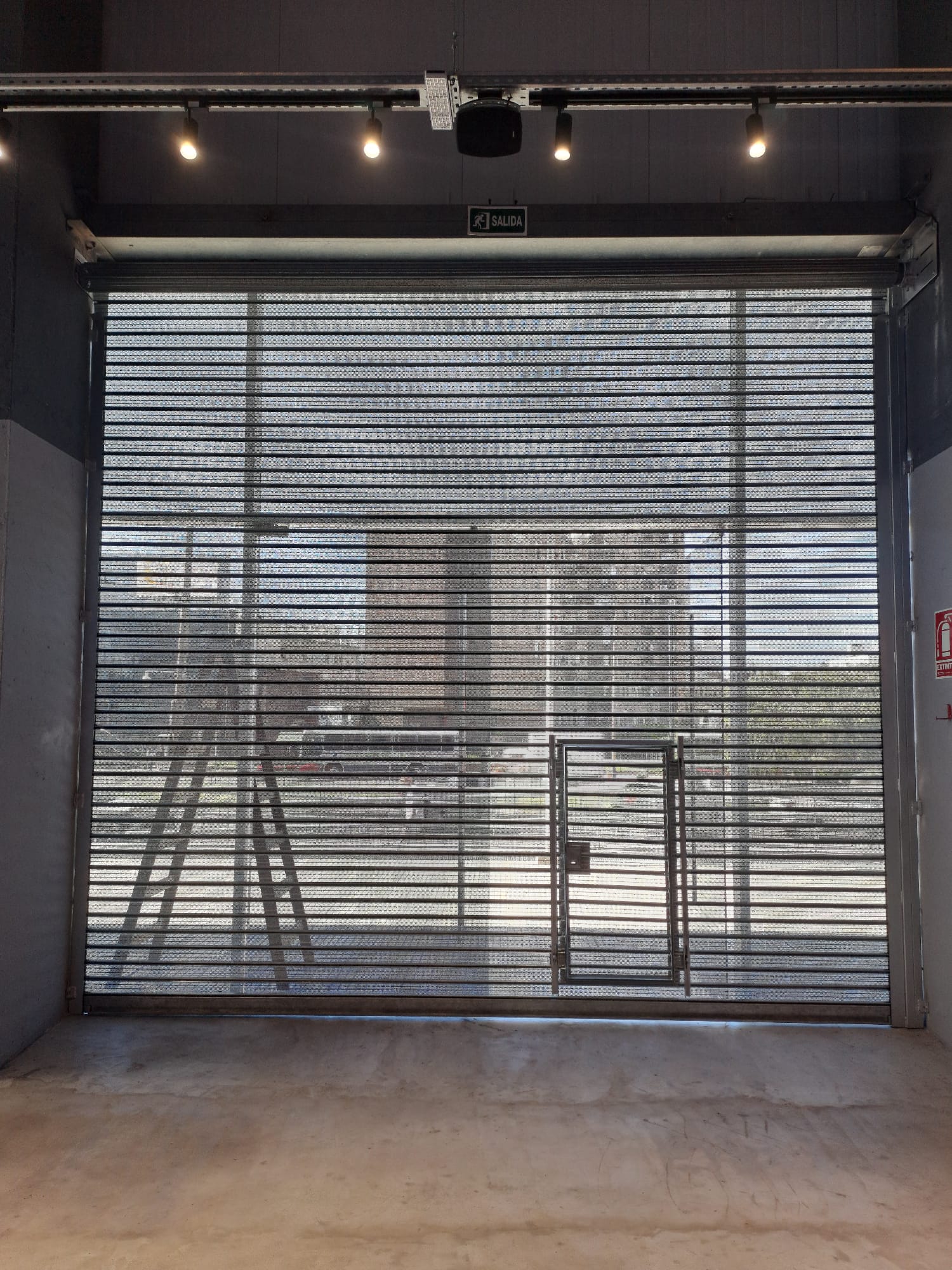 Trabajo realizado: Cortina Metalica Local