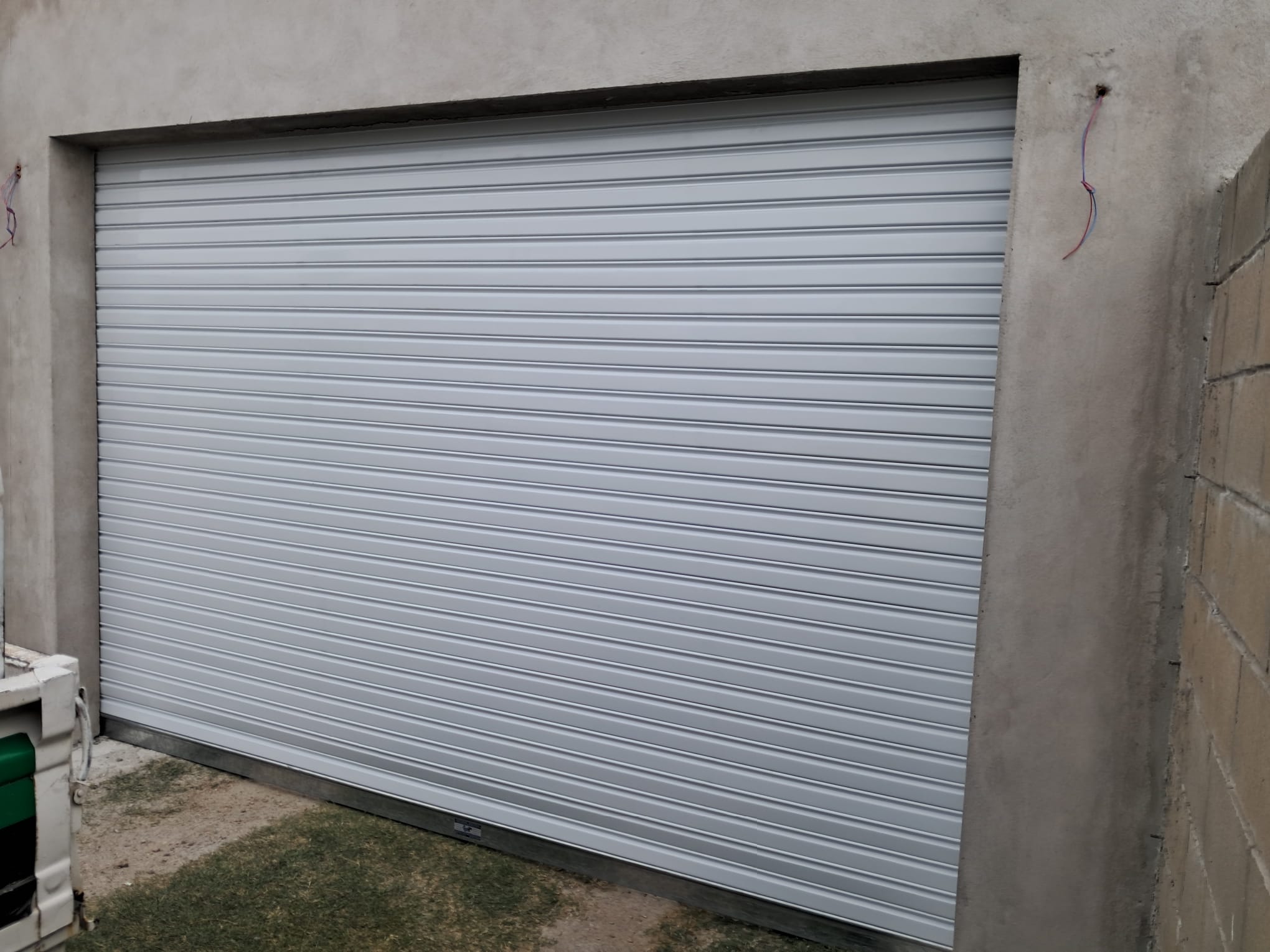 Trabajo realizado: Cortina Metalica Blanca